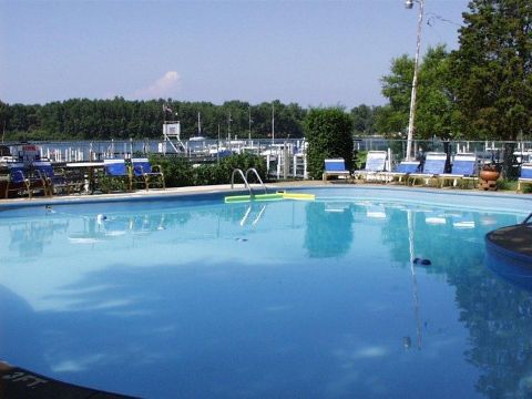 Mar-Lu Lake Erie resort swimming pool